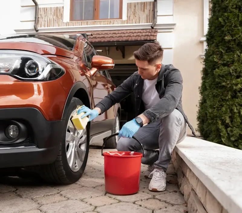 Lavage auto à domicile Angerville-la-Campagne : professionnel intervenant sur un véhicule